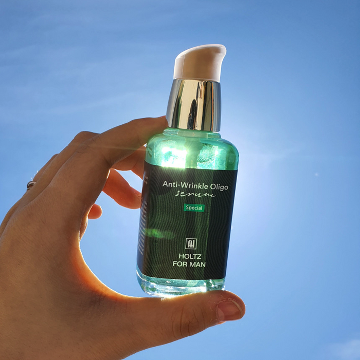 ANNA HOLTZ For MenOligo Force Serum 60ml held against sky by Gentleman Korea for men’s anti-wrinkle skincare