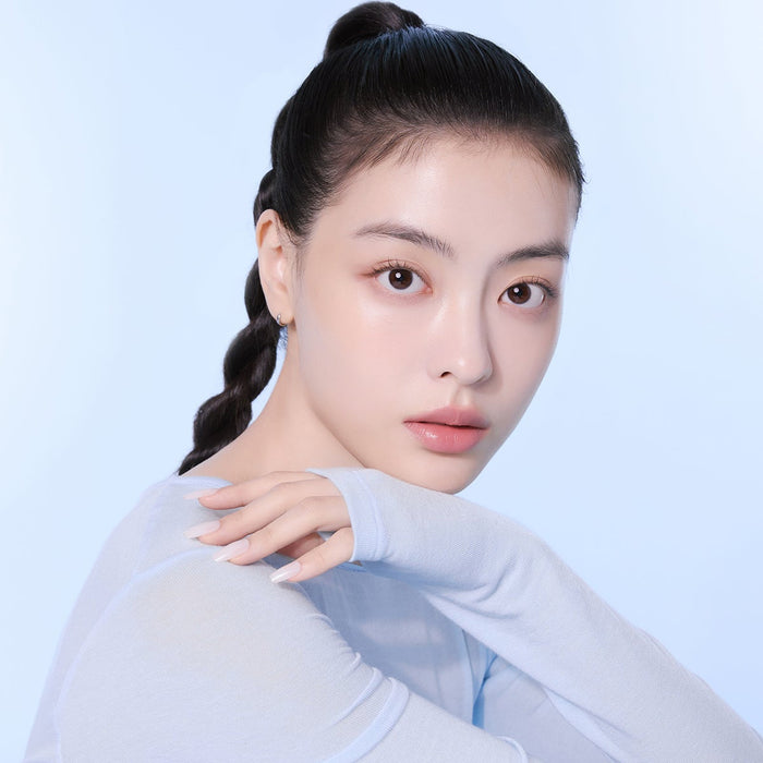 Woman with flawless skin using ESPOIR EASY BLENDING CONCEALER