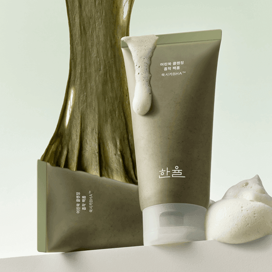 HANYUL Young Mugwort Cleansing absorption Pack Foam tube on a green background with foam and product texture detail.