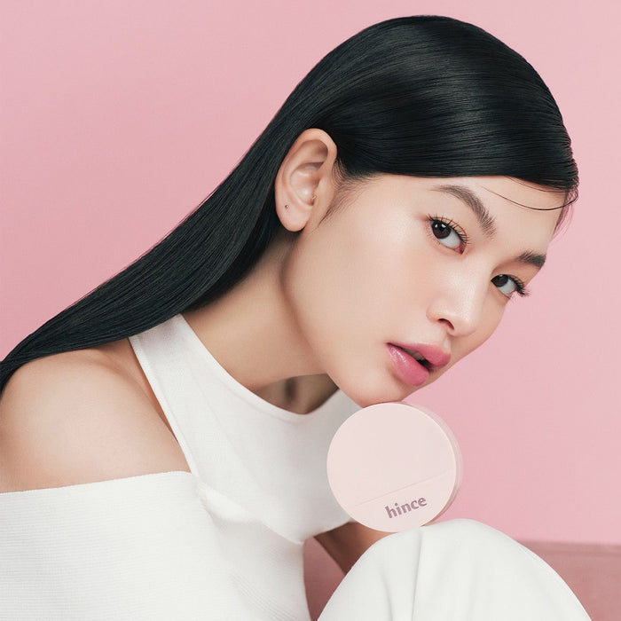HINCE Cover Master Pink Cushion showcased by a model with flawless skin, enhancing beauty with its smooth coverage.