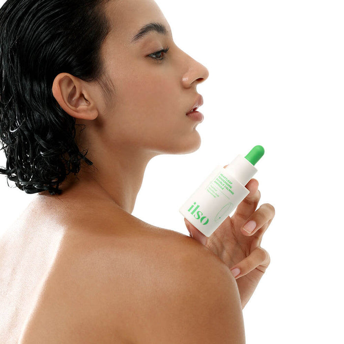 Model holding ILSO Eoseongcho Tenderjom Double Calming Ampoule 30ml with green dropper