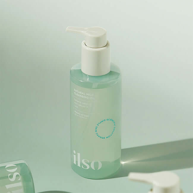 ILSO Pore-relief Cleansing Oil 200ml in a clear pump bottle on a pastel background