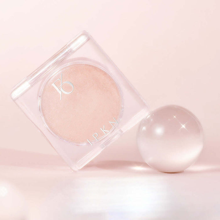IPKN Flap One Single Highlighter (Peach Lace) 2.9g in transparent compact with peach shade on pastel background.