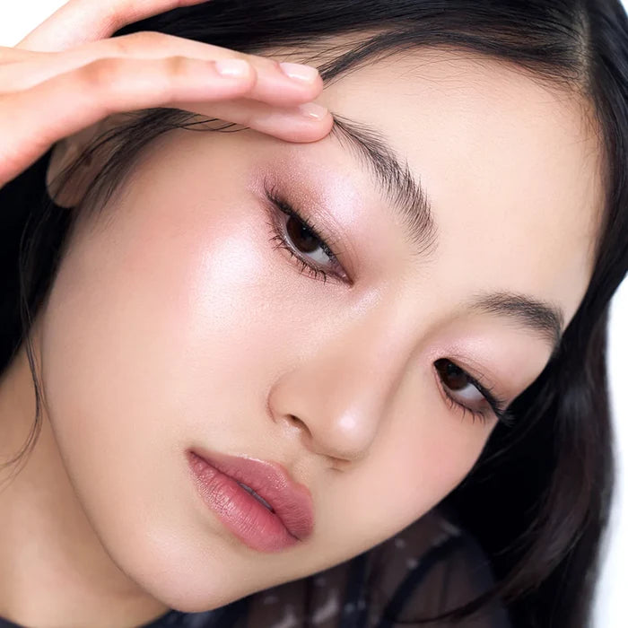 Model showcasing shimmer effect of JAVIN DE SEOUL Wink Eye Shimmer Light on eyelids.