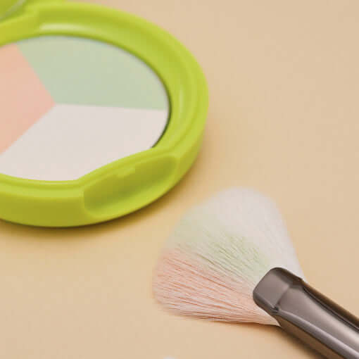 LUNA Comfy Tone Blur Pact with color-correcting sections and soft application brush