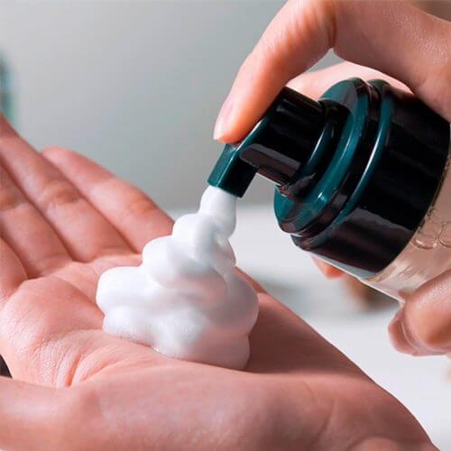 Dispensing PYUNKANG YUL Calming Low pH Foaming Cleanser 150ml into hand