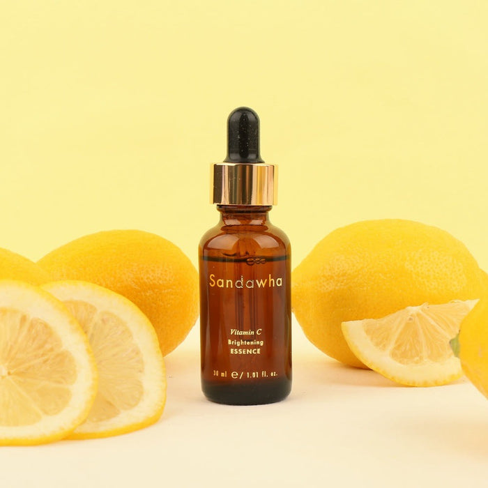 SANDAWHA Vitamin C Whitening Essence 30ml bottle with lemons in the background
