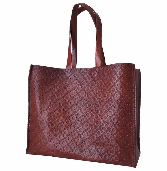 Shopper bag with all-over carving